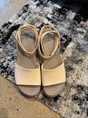 CROCS Women’s Brooklyn Cream Ankle-Strap Wedge Sandals size 9 like new Literide